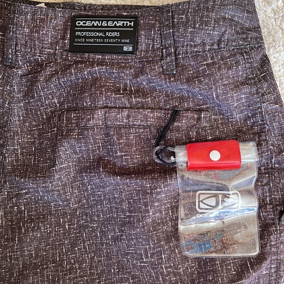Ocean Earth medium hybrid shorts with attached waterproof carry pouch. - Picture 5 of 6
